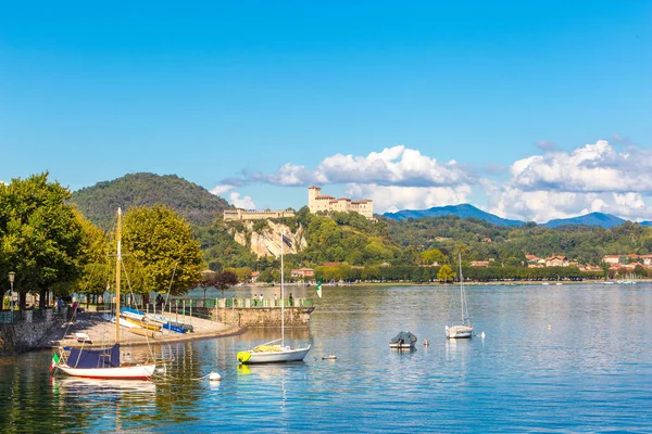 Angera, Lombardiet, Italien. 11 September 2017. Castle Angera sjö — Stockfoto