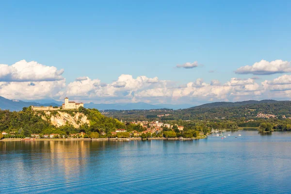 Angera zamku Lombardia jezioro maggiore, Włochy — Zdjęcie stockowe