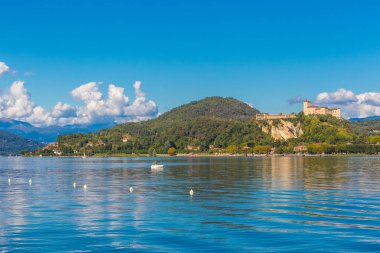 Kale Angera lake maggiore Lombardiya, İtalya
