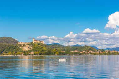 Kale Angera lake maggiore Lombardiya, İtalya