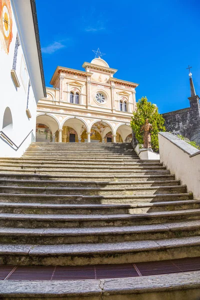 Escalera de la Iglesia de la Virgen del Sasso, Locarno, Suiza — Foto de Stock