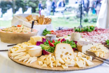 Çeşitli aperatifler ve parmak yiyecekleri.