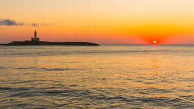 Vieste günbatımı Güney İtalya, Apulia bölgesindeki ünlü deniz feneri 