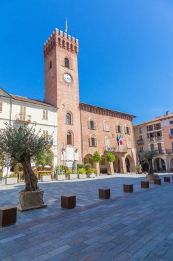 Onun çan kulesi Martiri di Alessandria Meydanı, Nizza Monferato ile Belediye Binası
