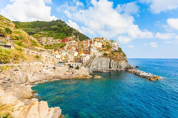 Scénický výhled na moře a přístav v barevné vesnice vernazza, ci — Stock fotografie