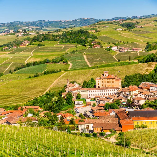 El castillo de Barolo en Piamonte, Italia — Foto de Stock