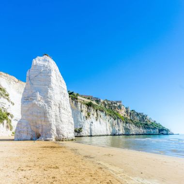 Plaj Vieste Pizzomunno rock, Gargano kenarı, Apulia ile göster