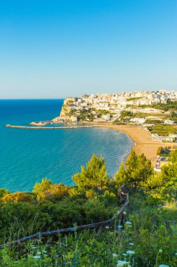 Bir Peschici, Apuglia Güney İtalya kasabasında küçük fisihing doğal bir görünüm