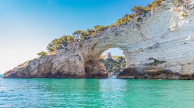 Architello veya San Felice kemer, görünümünü Gargano kenarı, Apulia,
