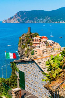 Okyanus ve renkli Köyü vernazza, CI limanda doğal görünümü