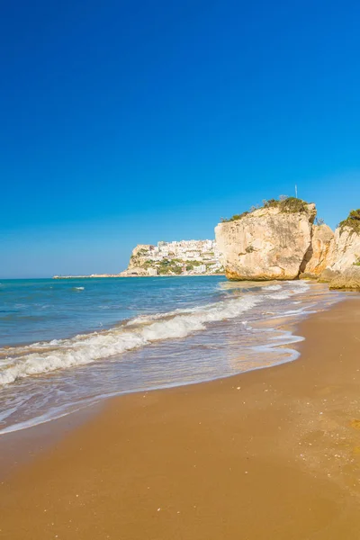 Una veduta panoramica di Peschici, piccola cittadina in Puglia sud Italia — Foto Stock