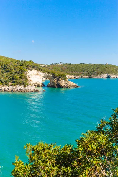 Nézd Architello vagy San Felice ív, a Gargano-partján, Apulia, Olaszország — Stock Fotó