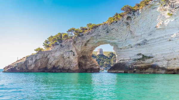 Vista del arco de Architello o San Felice, en la costa de Gargano, Apulia , — Foto de Stock