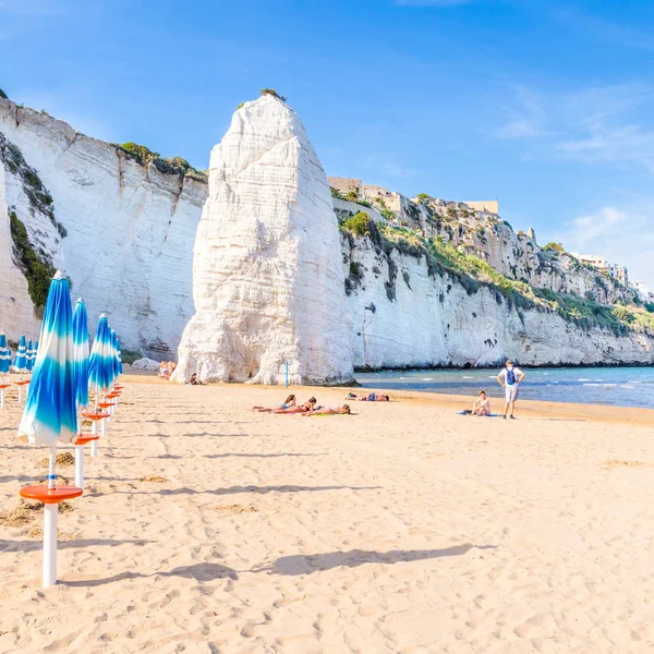 Vieste, Puglia, 30 maggio 2017. Veduta della roccia Pizzomunno, Vieste Italia — Foto Stock