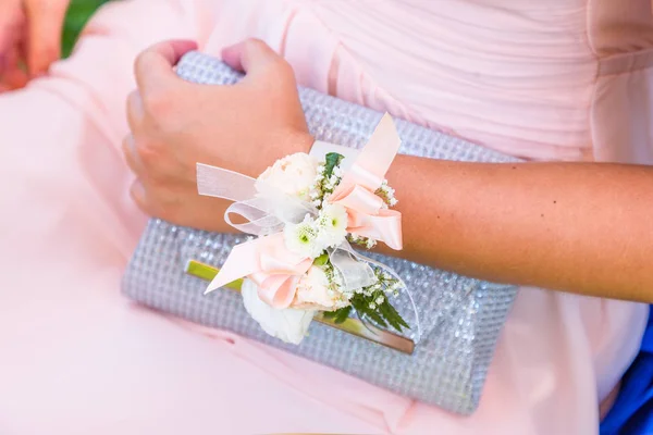 Цветочный браслет подружек невесты — стоковое фото