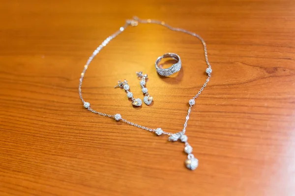 Collana di diamanti, orecchini e anello — Foto Stock