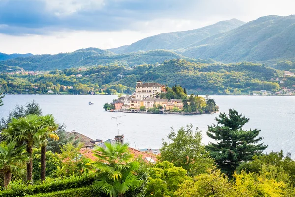 Vista romántica de la isla de San Giulio en el lago Orta, Piamonte, Italia — Foto de Stock