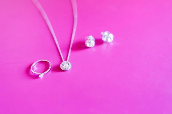 ダイヤモンドのネックレス、イヤリング、リング — ストック写真
