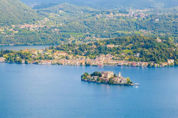 Romantisk utsikt över ön San Giulio vid sjön Orta, Piemonte, Italien — Stockfoto