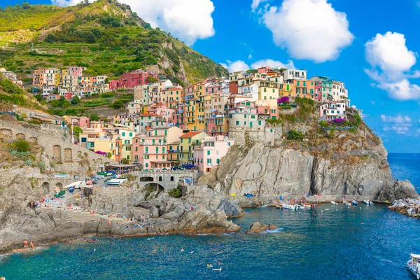 Schilderachtig uitzicht op de Oceaan en haven in kleurrijke dorp vernazza, ci — Stockfoto