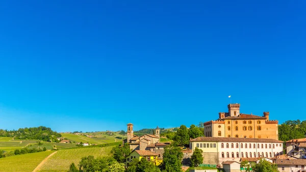 El castillo de Barolo en Piamonte, Italia — Foto de Stock