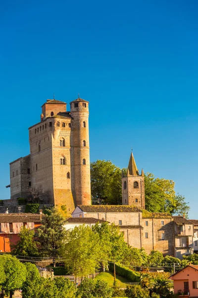 Castillo de Serralunga d 'Alba, Piamonte Italia — Foto de Stock