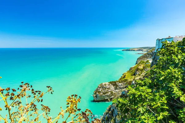 Una vista panorámica de Peschici, pequeña ciudad fisihing en Apuglia al sur de Italia —  Fotos de Stock