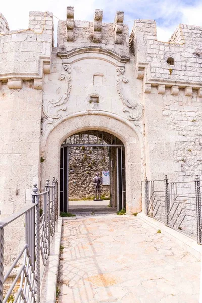 古い村は、プーリア イタリアのモンテ ・ サンタンジェロ町で城を表示 — ストック写真