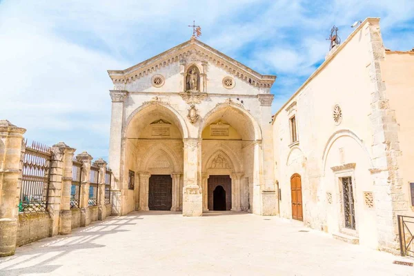 Vista del Santuario en Monte Sant 'Angelo en Apulia, Italia . — Foto de Stock