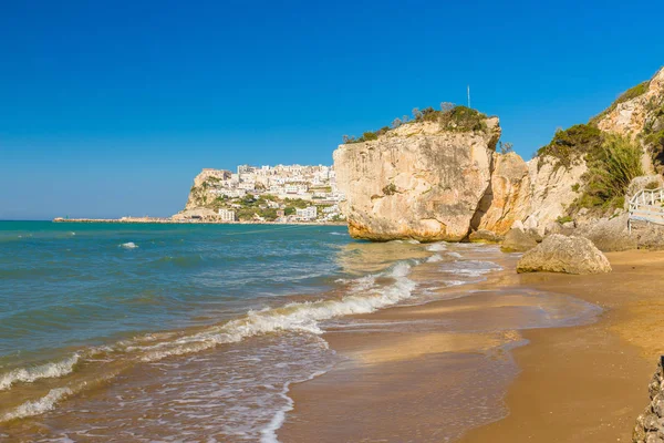 Una vista panorámica de Peschici, pequeña ciudad fisihing en Apuglia al sur de Italia —  Fotos de Stock