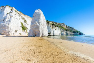 Görünüm Beach Pizzomunno rock, Apulia, Güney İtalya