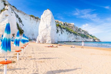 Vieste, Apulia, İtalya, 30 Mayıs 2017. Pizzomunno taştan, Vieste, Apulia Bölgesi Güney İtalya görüntülemek