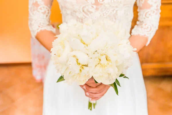 Vit ros blombukett — Stockfoto