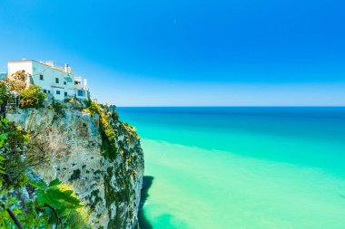 Bir Peschici, Apuglia Güney kasabasında küçük fisihing doğal bir görünüm 