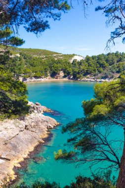 San Felice Körfezi'nin panoramik görünümü; Apulia, İtalya.