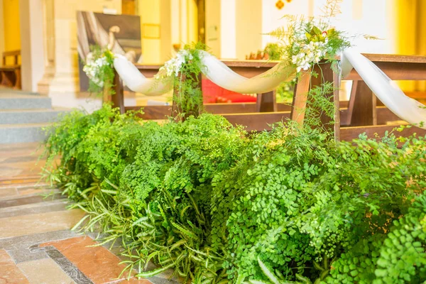 Hermosa decoración de boda de flores en una iglesia — Foto de Stock