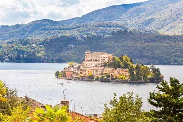 Озеро Орта, в Пьемонте, Северная Италия — стоковое фото