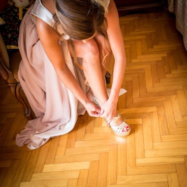 Gelin Ayakkabı üzerinde koyarak güzel bir gelinlik