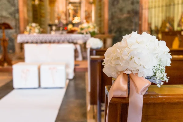 Hermosa decoración de boda de flores en una iglesia —  Fotos de Stock