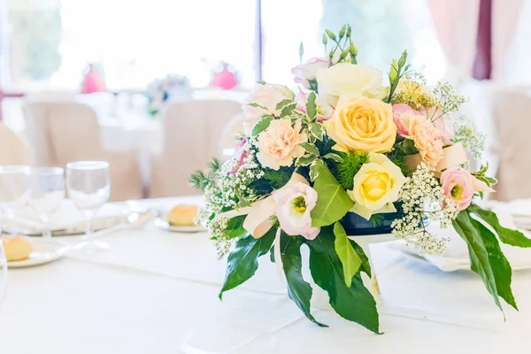 Tische für Hochzeitsempfang dekoriert — Stockfoto