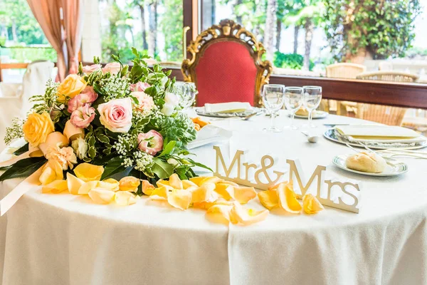 Mesas decoradas para la recepción de bodas — Foto de Stock