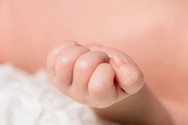 Bayi dan tangan ibu — Stok Foto