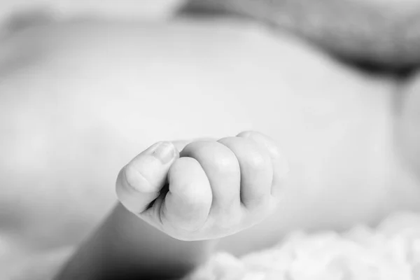Bebek ve anne elleri — Stok fotoğraf