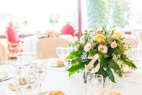 Mesas decoradas para recepção de casamento — Fotografia de Stock