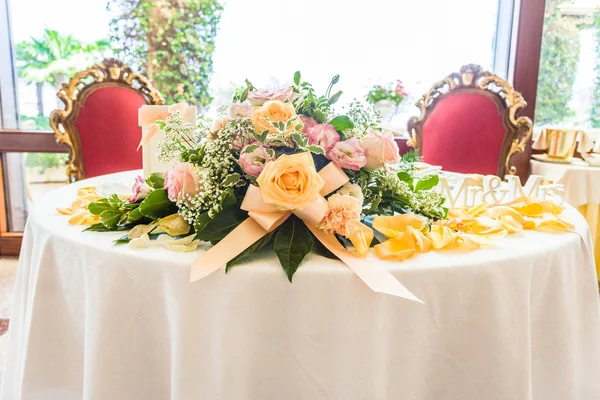 Mesas decoradas para la recepción de bodas — Foto de Stock