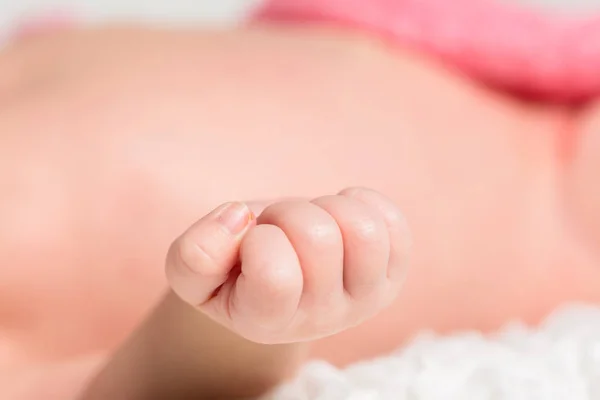 Manos de bebé y madre — Foto de Stock