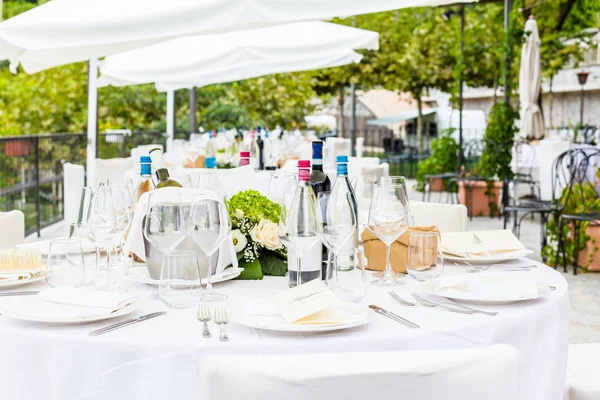 Mesas decoradas para recepção de casamento — Fotografia de Stock