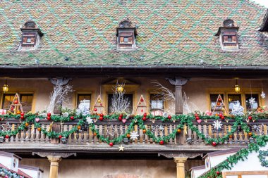 Alsace 'deki Noel pazarında renkli süslemeler