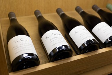 19 Eylül 2019. Burgundy 'de Beaune şaraphanesinde şarap şişeleri 