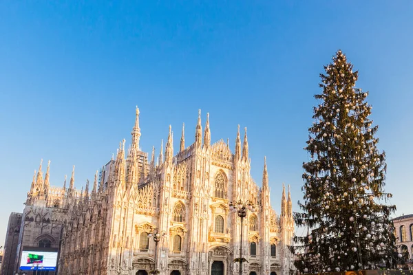 ミラノ イタリア20 12月2019 クリスマスの時間にミラノの広場ドゥオーモ — ストック写真